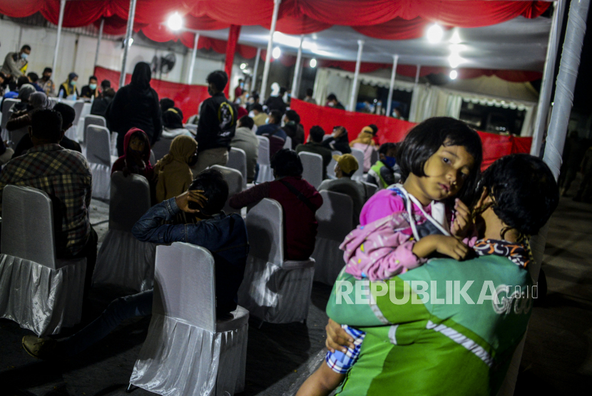 Sejumlah pemudik motor saat menunggu giliran tes rapid antigen di Jalan Rengas Bandung, Cikarang, Bekasi, Jawa Barat (iustrasi)