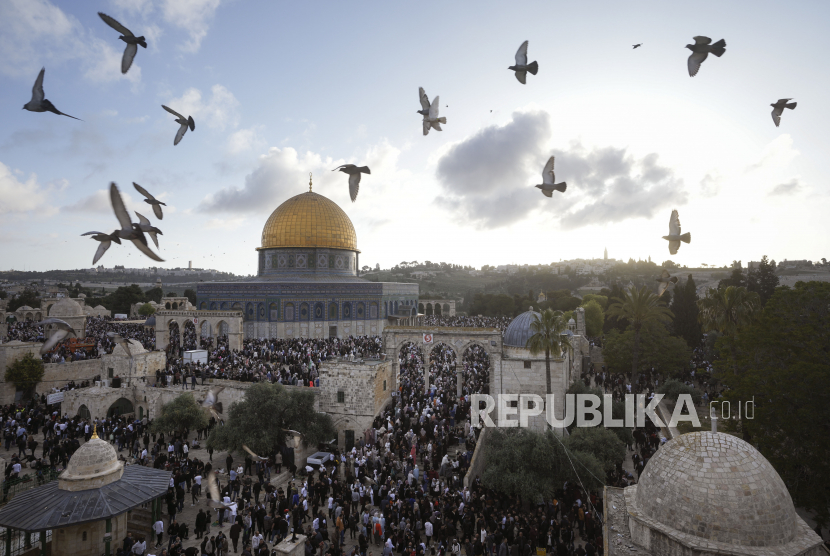 Warga Palestina menghadiri perayaan hari raya Idul Fitri di Masjid Al-Aqsa di Kota Tua Yerusalem, Jumat, (21/4/2023). Turki Kecam Serangan Al Aqsa