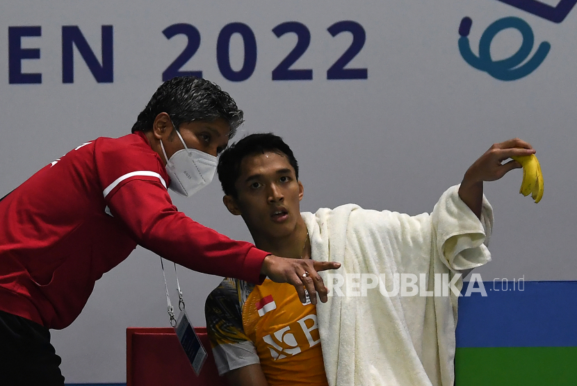 Pebulu tangkis tunggal putra Indonesia Jonatan Christie (kanan) berdiskusi dengan pelatih Irwansyah (ilustrasi).