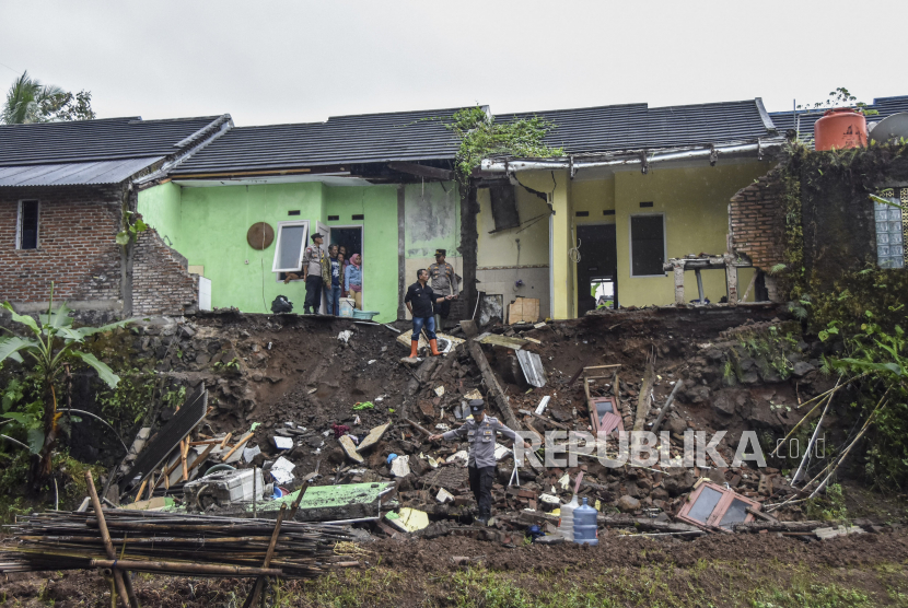 Polisi meninjau rumah yang terdampak longsor di Perum Pesona Hijau, Kabupaten Tasikmalaya, Jawa Barat (ilustrasi)