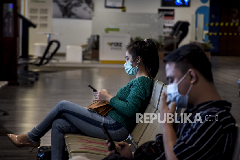 Calon penumpang menunggu keberangkatan pesawat di Bandara Husein Sastranegara, Kota Bandung (ilustrasi)