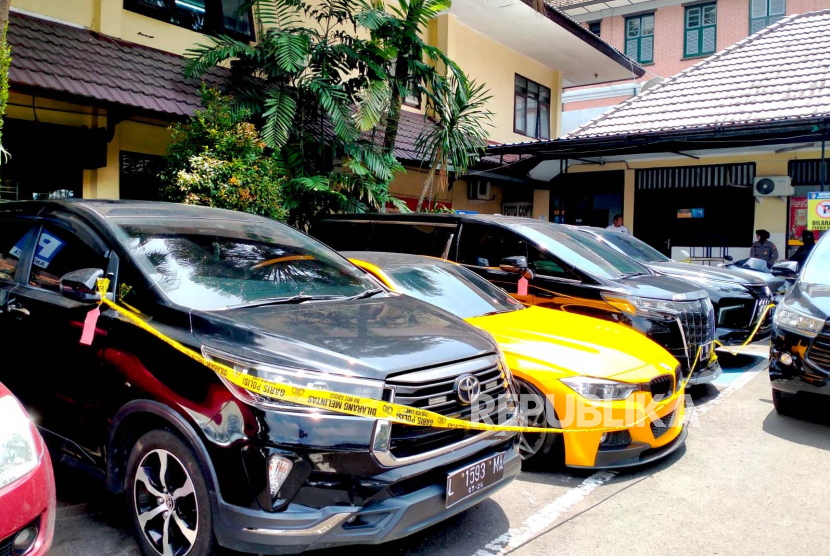 Kondisi kendaraan-kendaraan mewah milik Wahyu Kenzo yang disita aparat Polresta Malang Kota (Makota). 