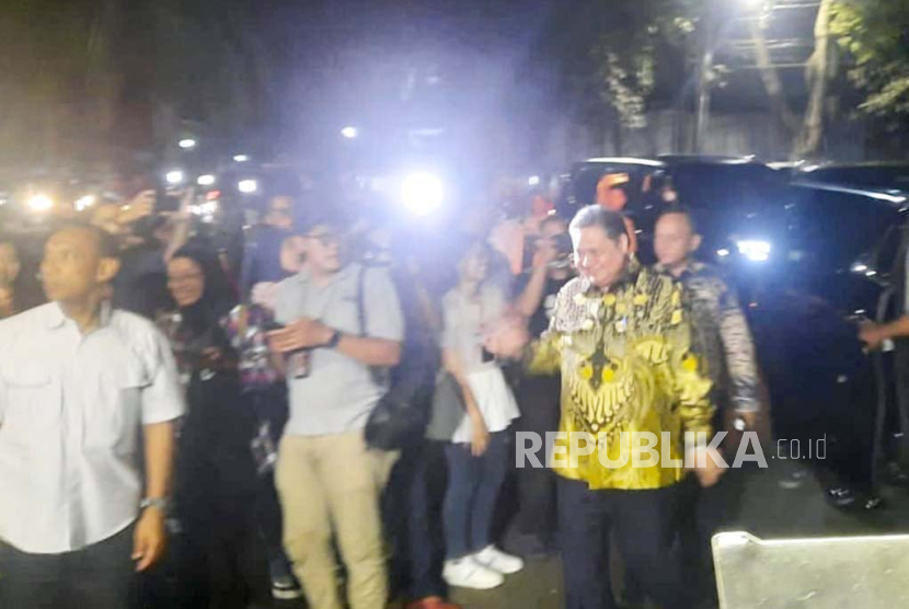 Ketua Umum Partai Demokrat Agus Harimurti Yudhoyono (AHY) tiba di kediaman Prabowo Subianto di Jalan Kertanegara, Kebayoran Baru, Jakarta Selatan, Jumat (13/10/202) malam. AHY dan semua pimpinan partai politik pendukung Prabowo hadir untuk membahas kandidat cawapres. 