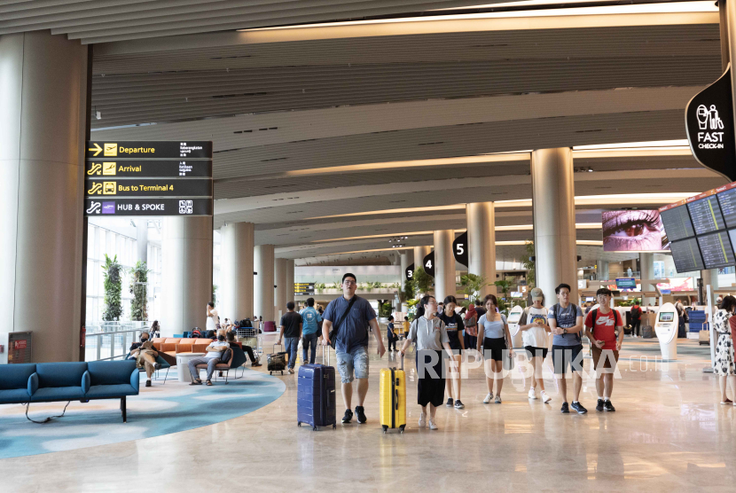 Wisatawan tiba di Changi Airport Terminal 2 Singapura. (ilustrasi). Ada beberapa etiket yang perlu diperhatikan ketika berwisata ke luar negeri.