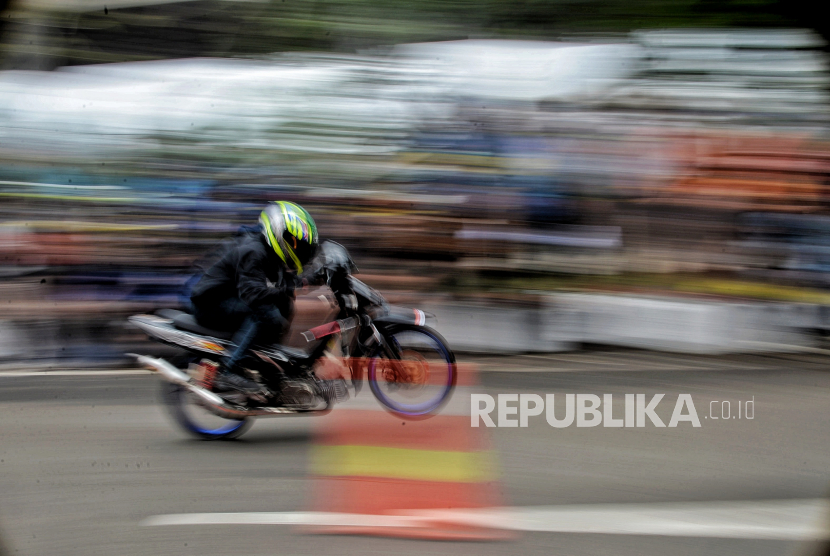 Peserta memacu sepeda motornya dalam ajang Street Race Polda Metro Jaya di Ancol, Jakarta, Ahad (16/1/2022). Ajang lomba balap sepeda motor jalanan legal tersebut diprakarsai oleh Polda Metro Jaya guna memfasilitasi minat bakat warga dalam ajang balap motor sekaligus mengantisipasi terjadinya balapan liar.  Republika/Thoudy Badai