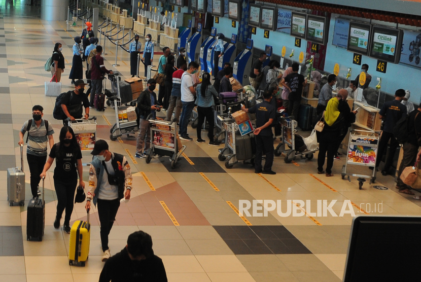Sejumlah calon penumpang pesawat antre di Bandara SMB II Palembang.