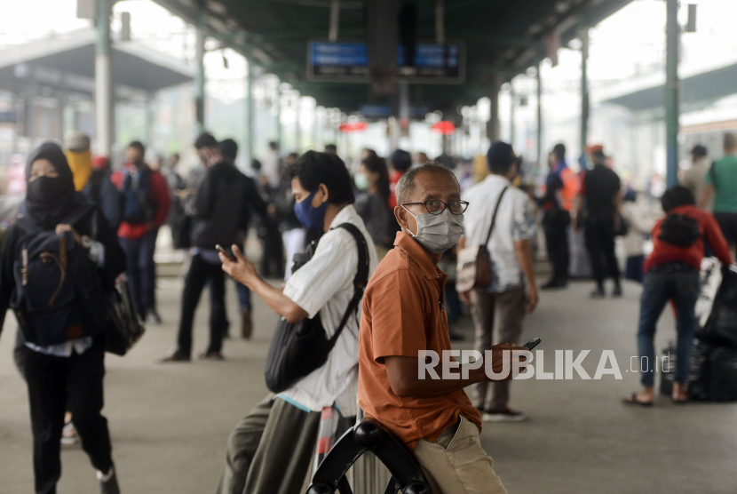 Sejumlah penumpang menunggu KRL Commuter Line di Stasiun Manggarai, Jakarta, Senin (13/4). Hari Senin pertama penerapan Pembatasan Sosial Berskala Besar (PSBB) penumpang KRL dari Stasiun Manggarai menuju Stasiun Jakarta Kota terpantau sepi