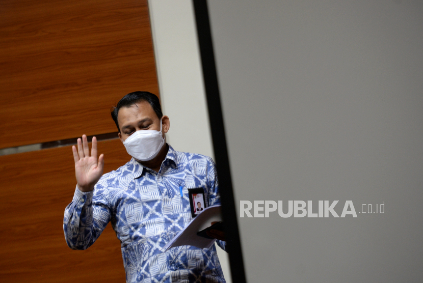 Juru Bicara KPK Ali Fikri melambaikan tangan. KPK mengamankan bukti elektronik terkait kasus AKBP Bambang Kayun.