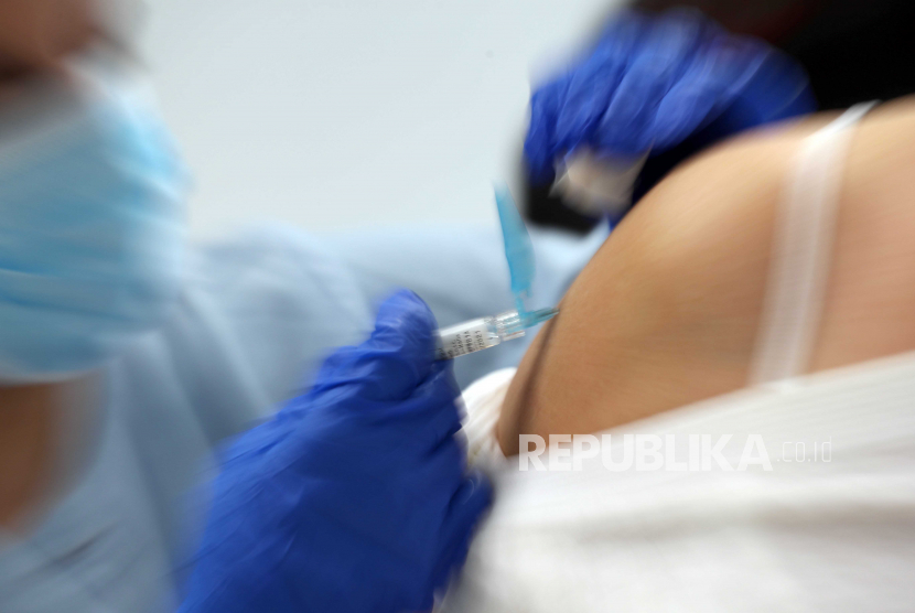  Brazil pada Senin (19/10) mulai menguji keampuhan vaksin untuk penyakit tuberkulosis, BCG, dalam pengobatan pasien Covid-19. 