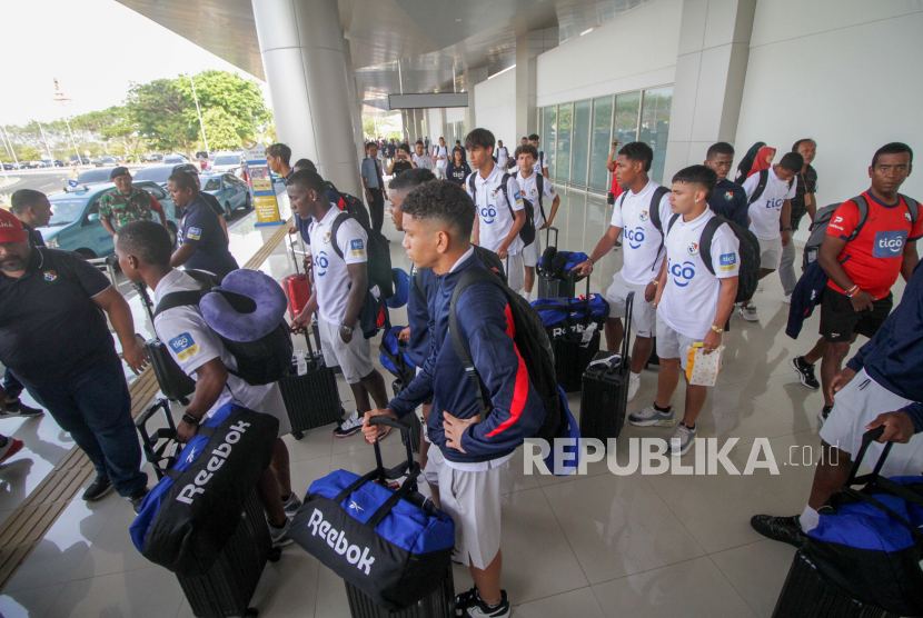 Sejumlah pemain sepak bola timnas Panama U-17 tiba di Bandara Internasional Juanda Surabaya di Sidoarjo, Jawa Timur, Rabu (1/11/2023). 