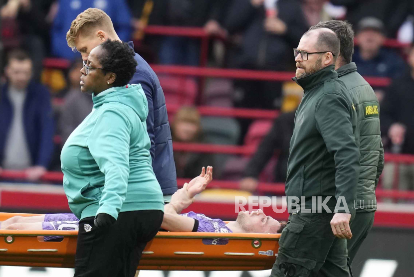 Pemain Liverpool Diogo Jota ditandu keluar lapangan karena cedera.