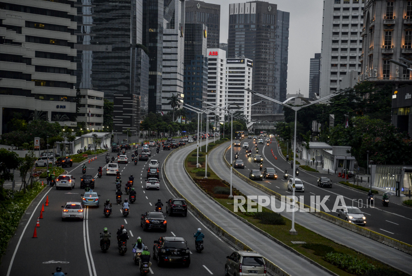 Sejumlah kendaraan melintasi kawasan Sudirman, Jakarta, Senin (14/9). Hari pertama penerapan Pembatasan Sosial Berskala Besar (PSBB) di Jakarta, arus lalu lintas kendaraan terpantau ramai lancar karena ditiadakannya peraturan ganjil genap. 