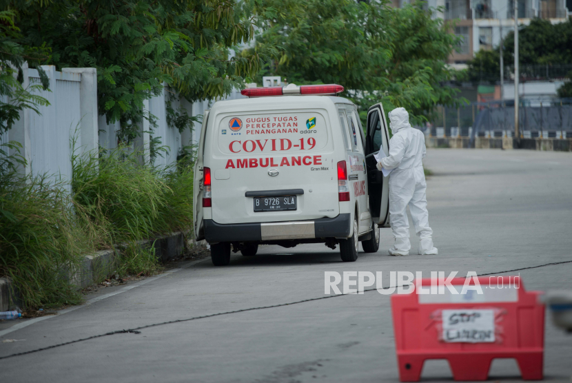 Petugas medis beraktivitas di area Rumah Sakit Darurat Covid-19 Wisma Atlet di Jakarta. ilustrasi. Republika/Thoudy Badai