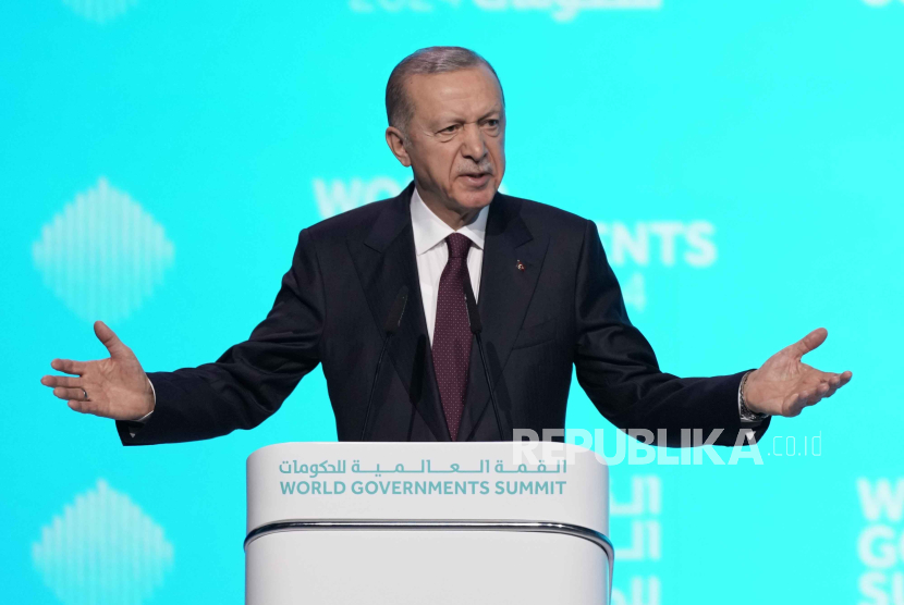 Presiden Turki Recep Tayyip Erdogan berbicara pada KTT Pemerintah Dunia di Dubai, Uni Emirat Arab, Selasa, 13 Februari 2024. 