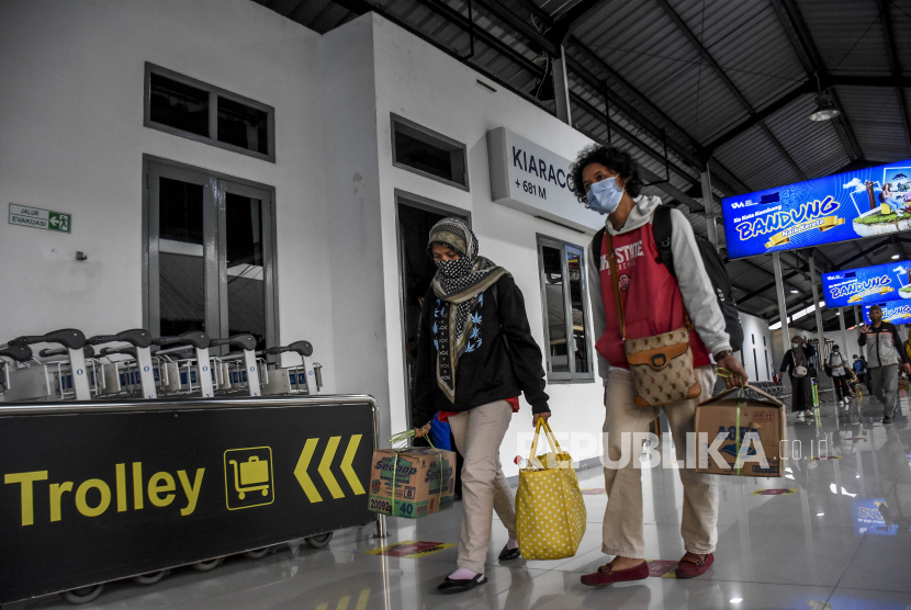 Sejumlah penumpang kereta api Kutojaya Selatan dari Kutoarjo tiba di Stasiun Kiaracondong, Kota Bandung, Selasa (18/5). Berdasarkan data dari PT KAI Daop 2 Bandung, pada Selasa (18/5) sebanyak 850 penumpang tiba di Kota Bandung melalui Stasiun Kiaracondong di masa arus balik Lebaran Idul Fitri 1442 Hijriah. Foto: Republika/Abdan Syakura