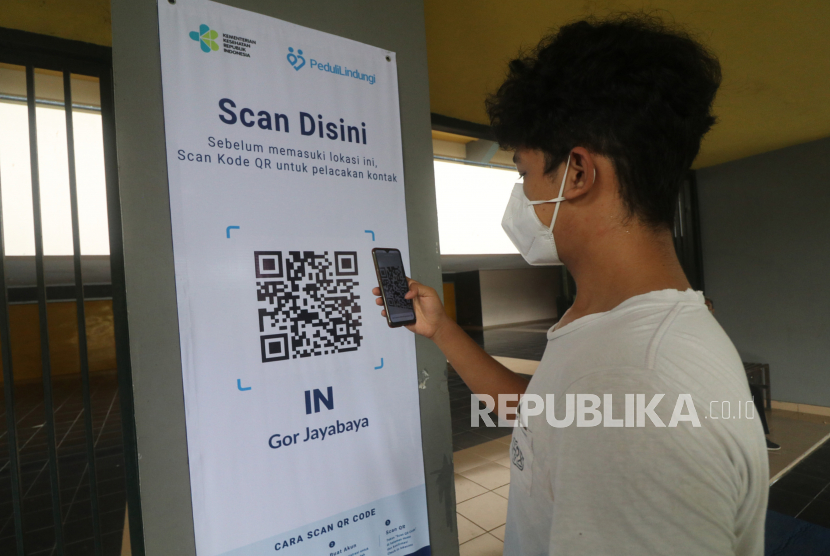 Seorang pengunjung memindai kode QR melalui aplikasi PeduliLindungi (ilustrasi). Pemkab Batang, Jawa Tengah, meminta fasilitas umum memasang kode QR PeduliLindungi.