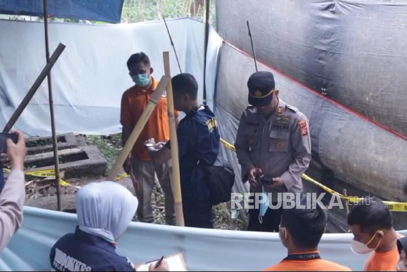 Polisi melakukan ekshumasi atau pembongkaran kuburan (Ilustrasi)