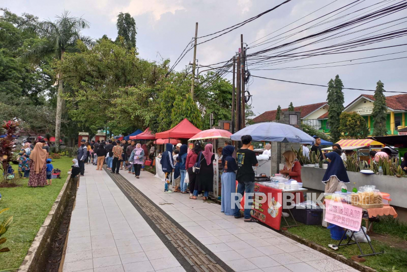 Warga ngabuburit di Alun-Alun Kota Tasikmalaya, Kamis (23/3/2023).