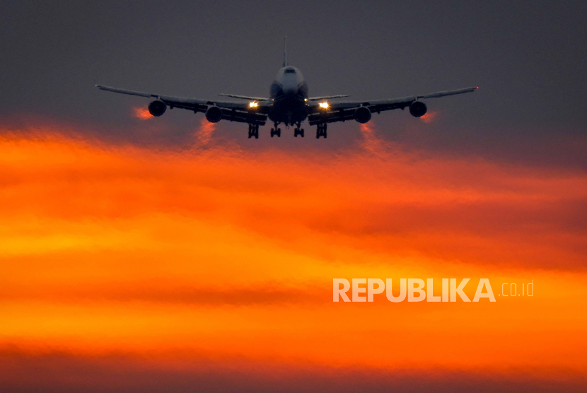  Sebuah pesawat mendekati bandara internasional di Frankfurt, Jerman, saat matahari terbit pada Senin, 9 Agustus 2021.