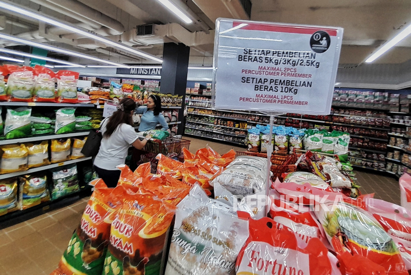 Pengunjung membeli beras kualitas premium di salah satu supermarket di Jakarta, Ahad (18/2/2024).  
