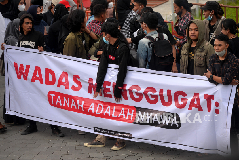 Aliansi Solidaritas Untuk Wadas menggelar unjuk rasa di Tugu Pal Putih Yogyakarta. Warga Wadas menghadirkan dua orang saksi untuk memperkuat mereka di sidang PTUN.