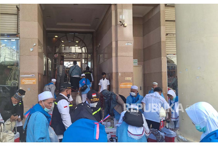 Kedatangan jamaah Kloter JKS 39 dan 40 yang tiba di Hotel Madinah Arjwan di Sektor IV.  Mereka tiba di hotel sekitar pukul 14.00 Waktu Arab Saudi (WAS). Petugas sektor yang telah menunggu dengan sigap langsung membantu jamaah haji. 