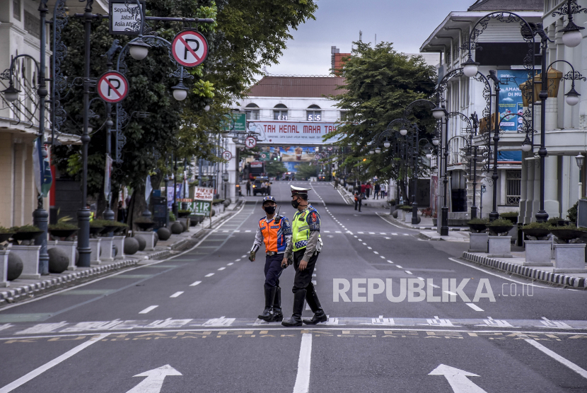 Petugas gabungan berjaga saat penutupan ruas jalan (ilustrasi). Pemkab Banyumas memutuskan untuk menutup sejumlah ruas jalan di Kota Purwokerto pada malam hari.