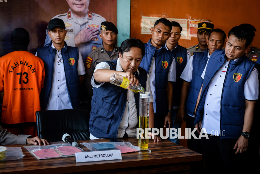 Petugas dari UPT Metrologi Kota Serang melakukan uji takar produk MinyaKita saat rilis kasus manipulasi takaran di Desa Jambu Karya, Rajeg, Kabupaten Tangerang, Banten, Rabu (12/3/2025). Polda Banten mengungkap tempat produksi minyak goreng merek dagang MinyaKita dan Djernih yang melakukan pengurangan volume di setiap kemasan satu liter sebanyak 220-300 mililiter dengan barang bukti sebanyak 13 ton minyak curah dan seorang tersangka. 