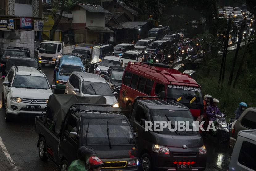 Suasana antrean kendaraan yang melintas di jalan Nagreg, Kabupaten Bandung, Jawa Barat, Jumat (29/4/2022). Dinas Perhubungan Kabupaten Bandung mencatat kenaikan volume kendaraan yang melintas di jalur selatan Jabar pada H-3 Lebaran mencapai 28 persen dibandingkan hari-hari sebelumnya.