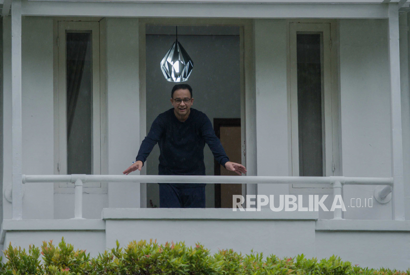 Gubernur DKI Jakarta Anies Baswedan beraktivitas di rumah dinas Gubernur DKI di kawasan Menteng, Jakarta, Kamis (3/12). Setelah terkonfirmasi positif Covid-19 pada Selasa (1/12) dini hari, Gubernur DKI Jakarta Anies Baswedan kini tengah menjalani isolasi mandiri di rumah dinasnya. Republika/Thoudy Badai