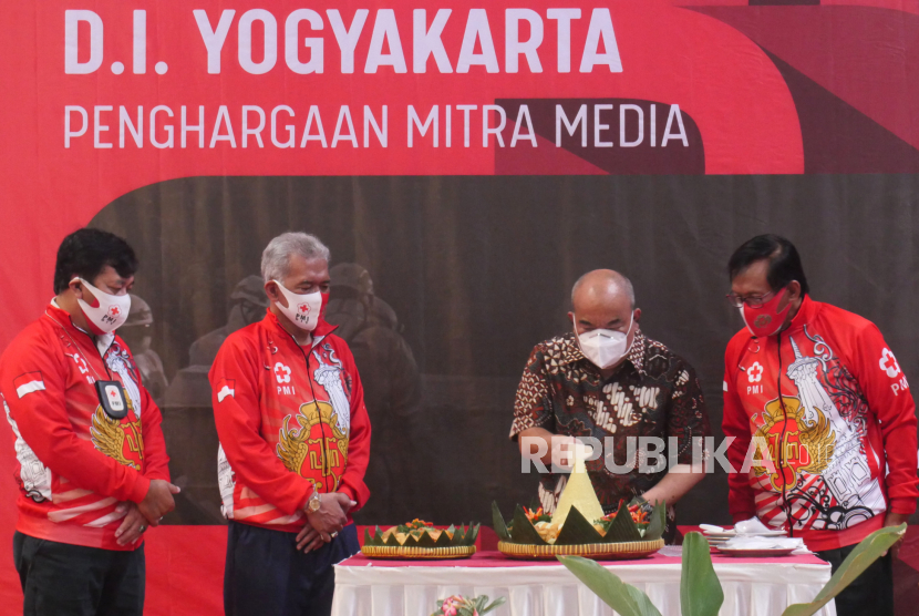 Wakil Gubernur DIY KGPAA Paku Alam X (kedua kanan) memotong tumpeng saat peringatan HUT PMI ke-75 di Yogyakarta, Kamis (17/8). 