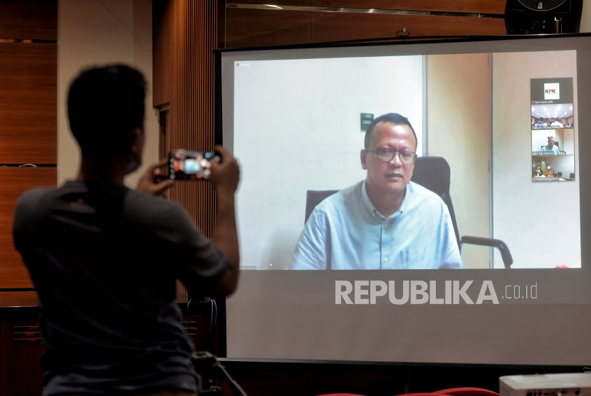 Jurnalis mengambil gambar tersangka mantan Menteri Kelautan dan Perikanan Edhy Prabowo saat bersaksi dalam sidang lanjutan kasus suap ekspor benih lobster yang disiarkan secara virtual di gedung KPK, Jakarta, Rabu (17/3). Edhy menjadi saksi dalam sidang terdakwa, Pemilik sekaligus Direktur PT Dua Putera Perkasa Pratama (PT DPPP) Suharjito.