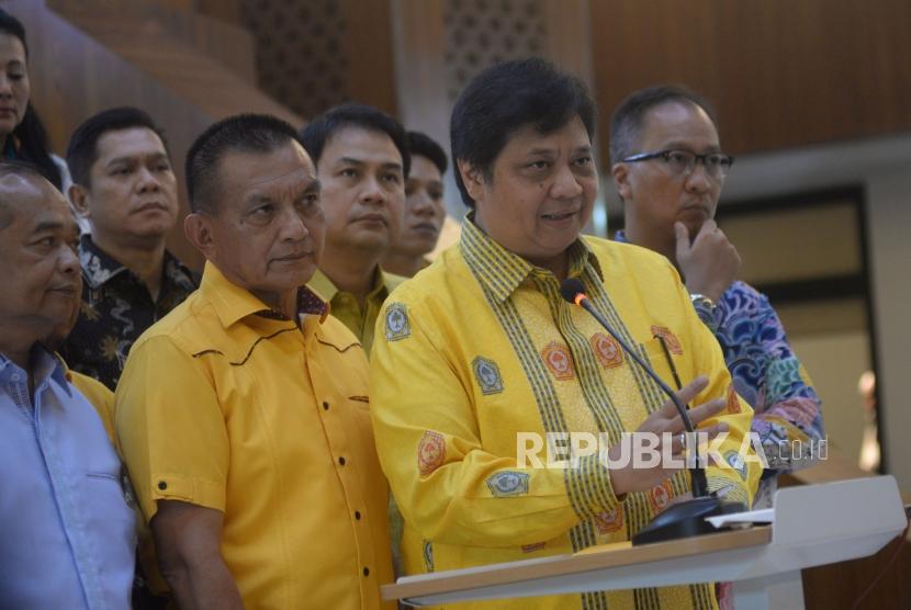 Ketua Umum Partai Golkar Airlangga Hartarto didampingi para pengurus partai memberikan keterangan terkait pelaksanaan pilkada serentak 2018 di Kantor DPP Partai Golkar, Jakarta, Senin(25/6).