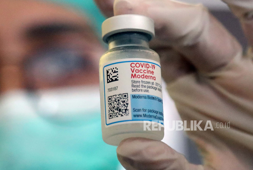 Seorang petugas kesehatan Indonesia menunjukkan botol vaksin Moderna