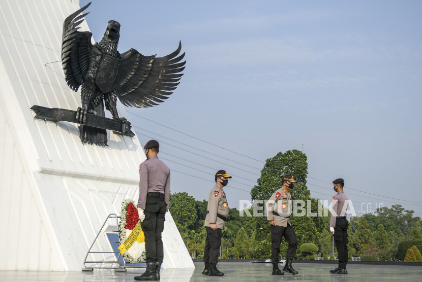 Kapolri Jenderal Pol Idham Azis (kedua kanan) didampingi Wakapolri Komjen Pol Gatot Eddy (kedua kiri) berjalan usai meletakan karangan bunga dalam Upacara Ziarah Makam dan Tabur Bunga di Taman Makam Pahlawan Nasional Utama (TMPNU) Kalibata, Jakarta, Senin (29/6/2020). Kegiatan tersebut dilakukan dalam rangka rangkaian peringatan HUT ke-74 Bhayangkara yang jatuh pada 1 Juli 2020. ANTARA FOTO/Galih Pradipta/wsj.