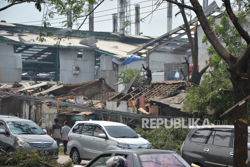 Kerusakan sejumlah pabrik akibat angin puting beliung yang terjadi di Rancaekek, Kabupaten Bandung, Kamis (22/2/2024). Angin kencang itu menerjang pemukiman warga, pabrik, hingga pusat perbelanjaan di sekitar Jatinangor dan Rancaekek. Menurut pakar klimatologi Badan Riset dan Inovasi Nasional (BRIN), angin kencang tersebut diduga badai tornado. Rencanannya tim periset BRIN secepatnya akan melakukan rekonstruksi dan investigasi.