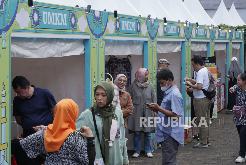 Para pelaku Usaha Mikro, Kecil, dan Menengah (UMKM) memeriahkan kegiatan Festival Hijriah yang di gelar Republika bekerja sama dengan Kamar Dagang dan Industri (Kadin) Indonesia Komite Tiongkok (KIKT), di Gedung Bale Asri Pusdai, Kota Bandung, Kamis (27/7/2023). Hadirnya puluhan pelaku UMKM dalam kegiatan tersebut merupakan komitmen Republika dalam mendukung UMKM agar lebih dikenal masyarakat. Pada puncak acara, diisi tausiyah Habib Husein Ja