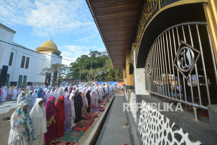 Jamaah tarekat Syattariyah melaksanakan shalat Idul Adha 1442 hijriyah di Ulakan, Kabupaten Padangpariaman, Sumatera Barat, Kamis (22/7/2021). Ilustrasi. PBNU Imbau Umat Ikuti Ketetapan Idul Adha Pemerintah