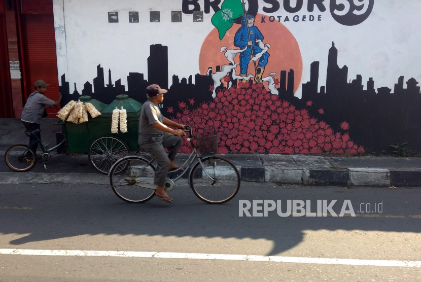 Mural bergambar tenaga medis bertarung melawan virus corona di kawasan Kotagede, Yogyakarta, Selasa (16/6). Mural yang dibuat warga ini bertujuan untuk memberikan dukungan dan apresiasi atas perjuangan tenaga medis yang menjadi garis terdepan dalam penanganan Covi-19 di Yogykarta