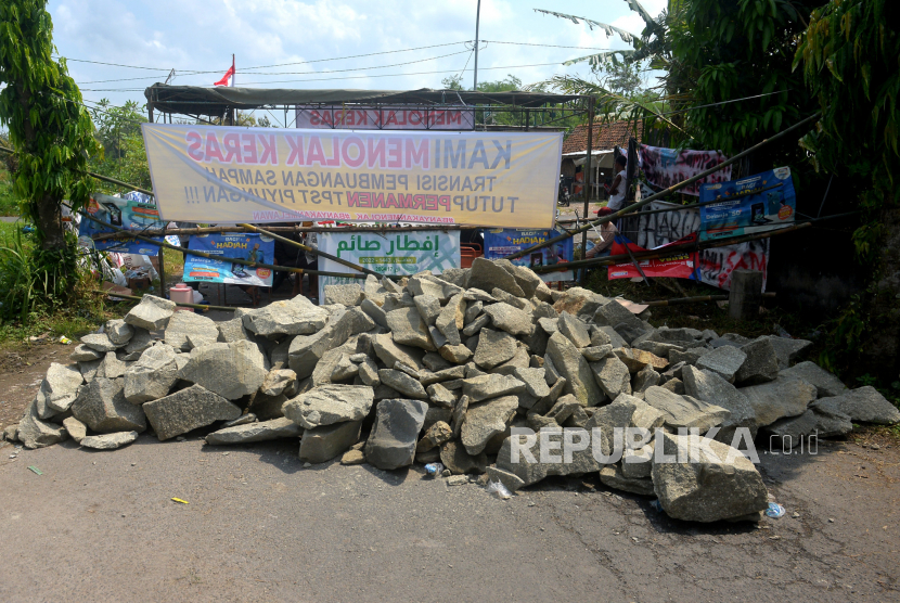 Jalan masuk menuju Tempat Pengolahan Sampah Terpadu (TPST) Piyungan ditutup oleh warga di Piyungan, Bantul, Yogyakarta, Ahad (8/5/2022). Sri Sultan HB X akan berdialog dengan warga di sekitar TPST Piyungan.