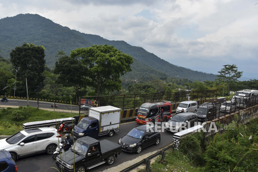 Sejumlah kendaraan pemudik menuju Bandung-Jakarta antre di jalur selatan Kadipaten Gentong, Kabupaten Tasikmalaya, Jawa Barat, Jumat (28/4/2022). Pada H-3 Lebaran 2022 arus lalu lintas di jalur selatan Jawa Barat menuju Jawa Tengah terpantau padat dan diberlakukannya sistem satu arah untuk mengurai kemacetan. 