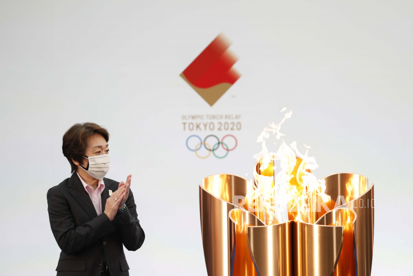 Presiden Panitia Penyelenggara Tokyo 2020 Seiko Hashimoto bertepuk tangan di samping kuali perayaan pada hari pertama estafet obor Olimpiade Tokyo 2020 di Naraha, prefektur Fukushima, timur laut Jepang, Kamis (25/3).