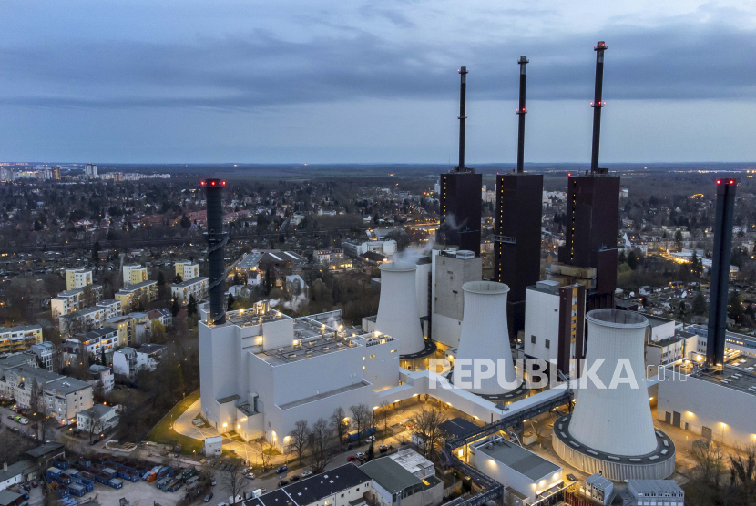 Steam meninggalkan menara pendingin pembangkit listrik berbahan bakar gas Lichterfelde di Berlin, Jerman, Rabu, 30 Maret 2022. Krisis energi menyebabkan masyarakat berpenghasipan rendah di Jerman kesulitan memenuhi kebutuhan sehari-hari.