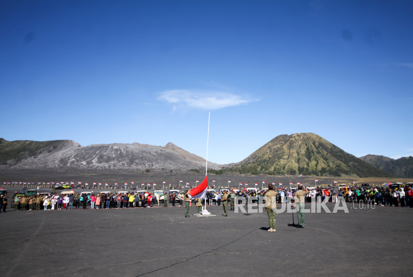 Masyarakat Suku Tengger bersama pengunjung mengikuti upacara bendera 17 Agustus di Kawasan Gunung Bromo, Probolinggo, Jawa Timur.