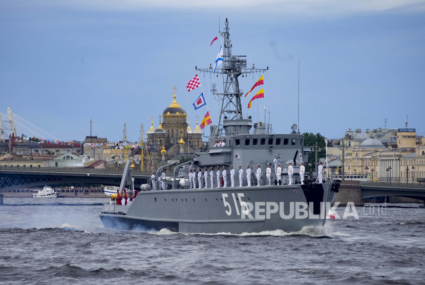 Sebuah kapal perang mengapung selama perayaan Hari Angkatan Laut, di Sungai Neva di St.Petersburg, Rusia, Minggu, 31 Juli 2022.
