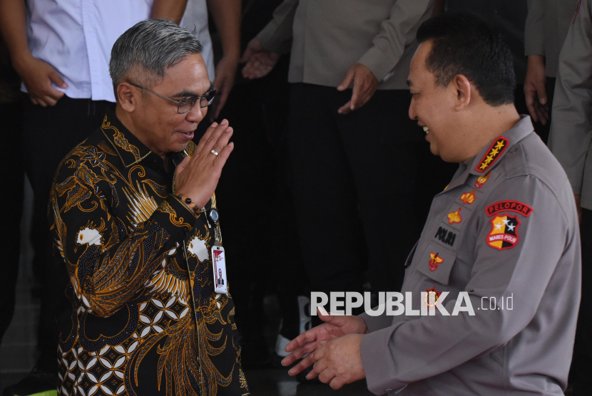 Ketua KPK Setyo Budiyanto (tengah) memberi hormat kepada Kapolri Jenderal Pol Listyo Sigit Prabowo (kanan) usai pertemuan di Mabes Polri, Jakarta, Rabu (8/1/2025). Ketua KPK beraudiensi ke Kapolri sebagai pertemuan awal setelah dilantik untuk membahas sinergi dalam pemberantasan serta pencegahan korupsi. 