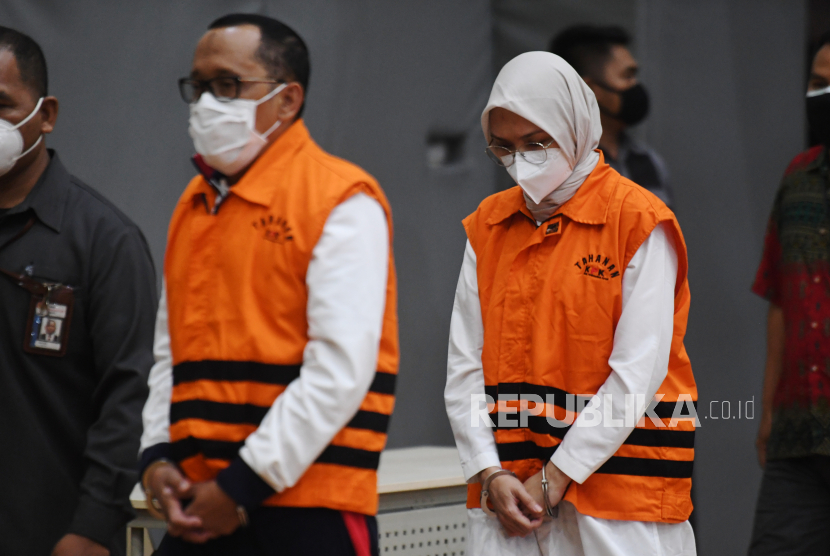 Bupati Probolinggo Puput Tantriana Sari (kanan) bersama suaminya yang juga anggota DPR dan mantan Bupati Probolinggo Hasan Aminuddin mengenakan rompi tahanan KPK usai diperiksa di gedung KPK, Jakarta, Selasa (31/8/2021) dini hari. KPK melakukan operasi tangkap tangan terhadap Bupati Probolinggo Puput Tantriana Sari dan suaminya Hasan Aminuddin serta mengamankan barang bukti Rp326.500.000 dan menahan keduanya sebagai tersangka kasus dugaan penerimaan suap terkait seleksi kepala desa di Kabupaten Probolinggo.