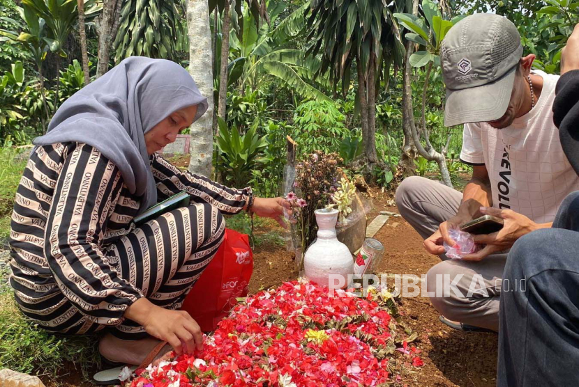 Keluarga korban pembunuhan di Bogor, Fitria Wulandari (22 tahun), berziarah ke makam Almarhumah pada Rabu (7/12/2023). 