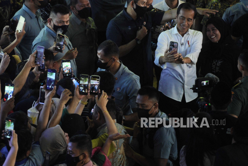Presiden Joko Widodo berswafoto dengan warga saat mengunjungi Pasar Tanah Abang di Jakarta, Kamis (4/5/2023). Dalam kesempatan itu, Jokowi juga memastikan besok dirinya akan mengunjungi Provinsi Lampung untuk mengecek jalan-jalan rusak yang sempat viral. 