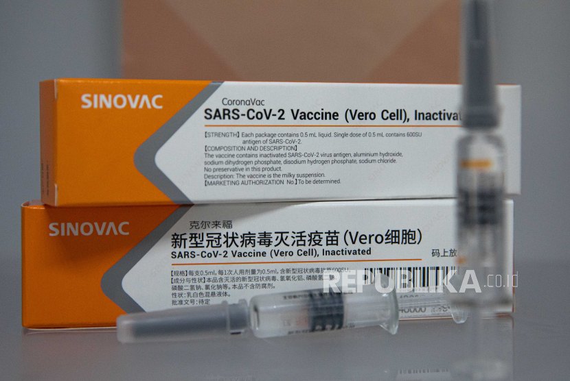  Kandidat vaksin Covid-19 Sinovacs CoronaVac dipajang di kantor pusat perusahaan di Beijing, China, 26 Agustus 2020 (dikeluarkan 27 Agustus 2020). Perusahaan China Sinovac Biotech sedang mengembangkan kandidat vaksin COVID-19 yang disebut CoronaVac.